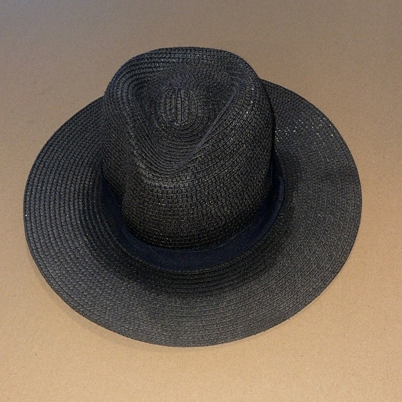 Accessories - Vintage hat can’t make out the brand